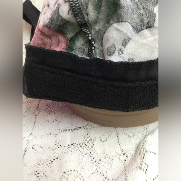 Sparkling Earth Skull and Roses Headwrap - Picture 2 of 4